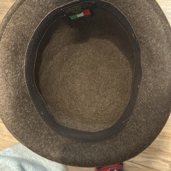 Woman’s Cappelleria Bertacchi handmade Italian wool hat. In Brown with bow. - Picture 5 of 5